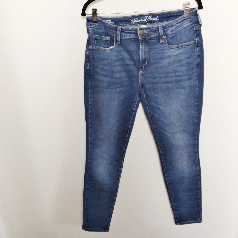 Universal Thread Medium Wash Mid Rise Curvy Skinny Jean Size 10/30